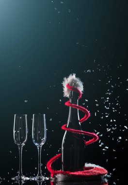 Kar siyah zemin üzerine şampanya bardağı ayarla