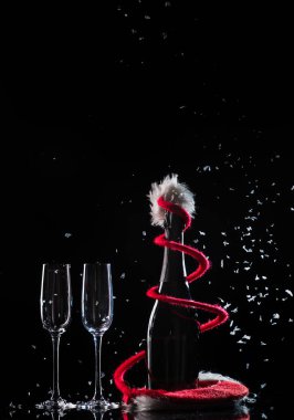 Kar siyah zemin üzerine şampanya bardağı ayarla