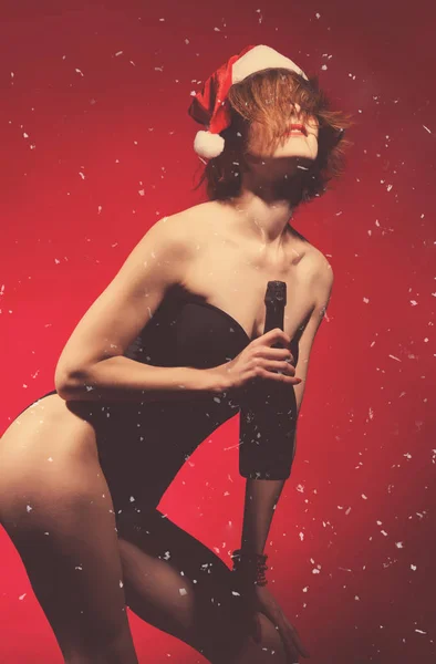 Різдвяні Подарунки Модель Дівчини Капелюсі Санта Дівчина Тримає Шампанське Окуляри — стокове фото