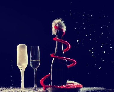 Kutluyor yeni yıl, doğum günü, xmas parti. Şişe şampanya 