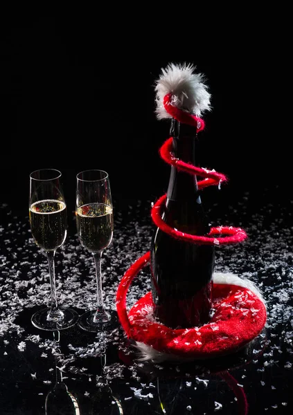 Festeggiamo il nuovo anno, il compleanno, la festa di Natale. Bottiglia di champagne — Foto Stock
