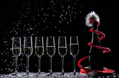 Kar siyah zemin üzerine şampanya bardağı ayarla