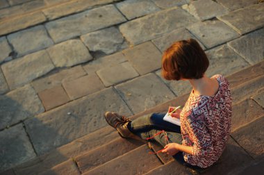 Not defterine kalem yazan kadın eller