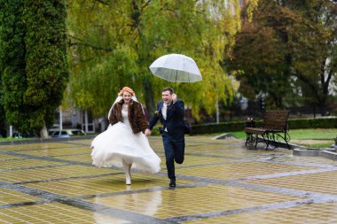 Komik bir düğün çift açık havada Portresi