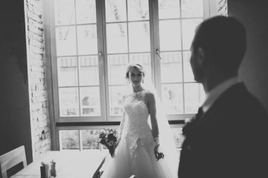 Kafede sevimli evli çift