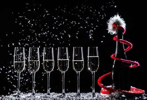 Бокалы Шампанского Черном Фоне Снегом — стоковое фото
