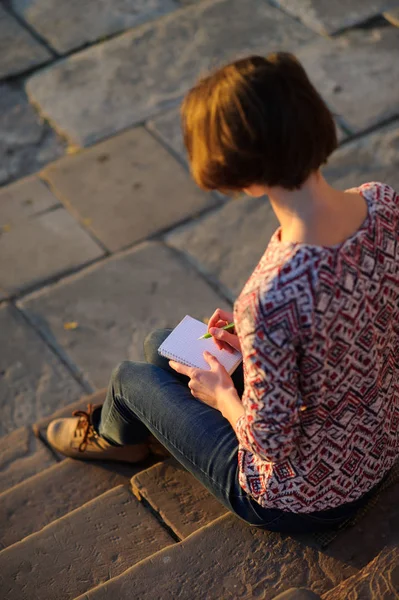 Mains Féminines Avec Stylo Écrit Sur Ordinateur Portable — Photo