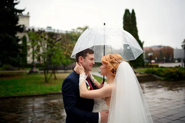 屋外で面白い結婚式のカップルの肖像画 — ストック写真