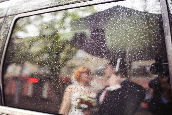 Γάμος Φιλί Στη Βροχή — Φωτογραφία Αρχείου