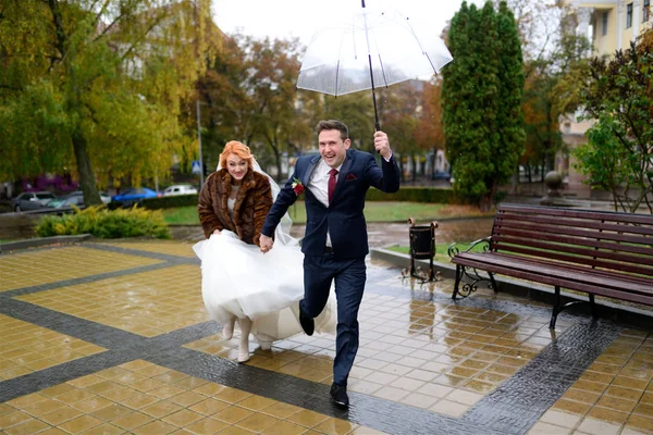 Portret Van Een Grappig Bruidspaar Buitenshuis — Stockfoto