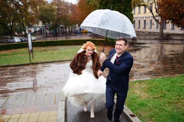 Porträt Eines Lustigen Hochzeitspaares Freien — Stockfoto