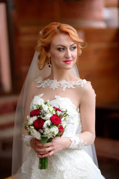 結婚式のメイクと髪型 朝の花嫁 — ストック写真