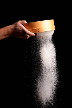 Şef un siyah arka plan üzerinde sifts.