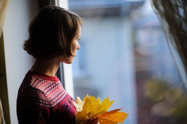 Schöne Frau Die Fenster Steht Rote Winterkleidung Trägt Und Glühwein — Stockfoto