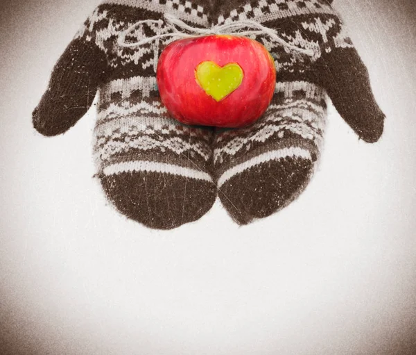 Czerwone Jabłko Zielonym Sercu Ręce Zimie — Zdjęcie stockowe