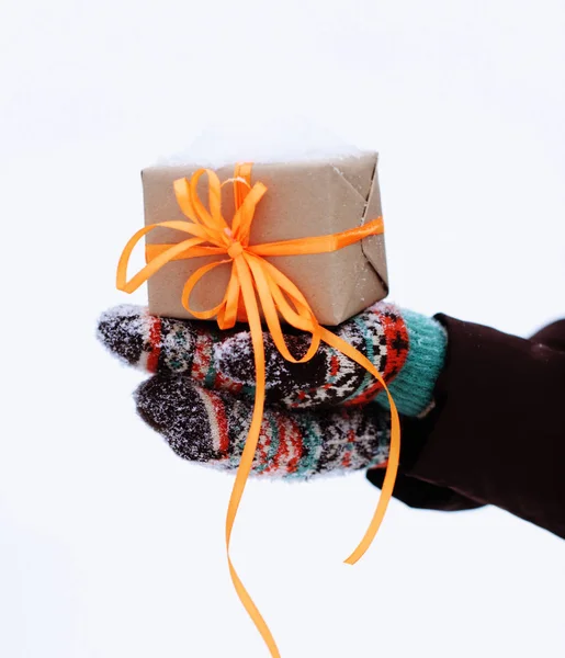 Geschenk Mit Orangen Streifen Den Händen Winter — Stockfoto