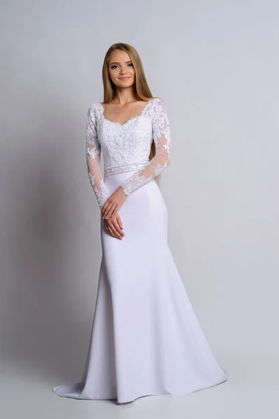 Bella sposa in abito da sposa, sfondo bianco — Foto Stock