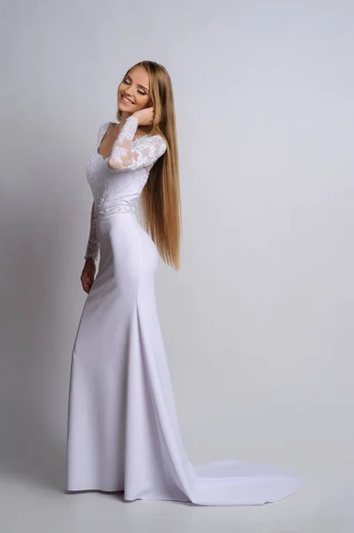 Hermosa novia en vestido de novia, fondo blanco — Foto de Stock