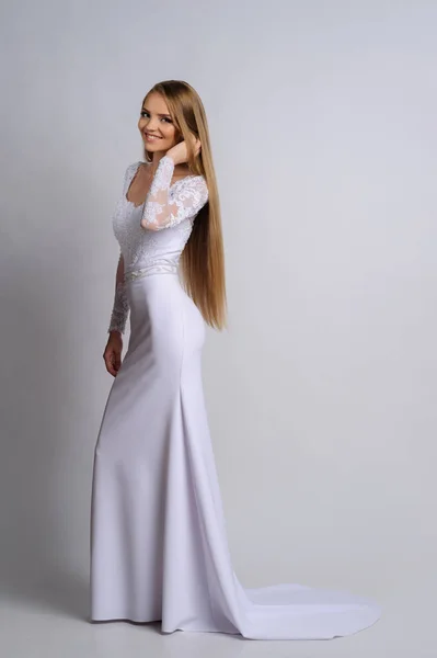 Bella sposa in abito da sposa, sfondo bianco — Foto Stock