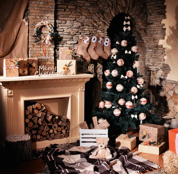 Weihnachtsszene Mit Baumgeschenken Und Kamin Hintergrund — Stockfoto