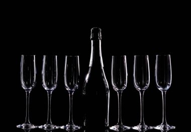 Şampanya bardağı siyah arka plan üzerine ayarla