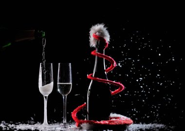 Şampanya bardağı siyah arka plan üzerinde ayarlayın. Yeni yıl