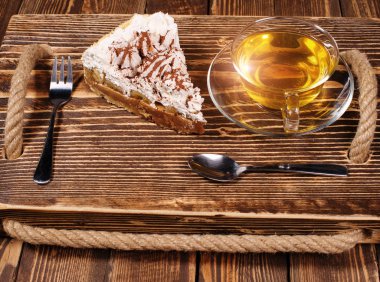 ahşap masa üzerinde çay ile pasta