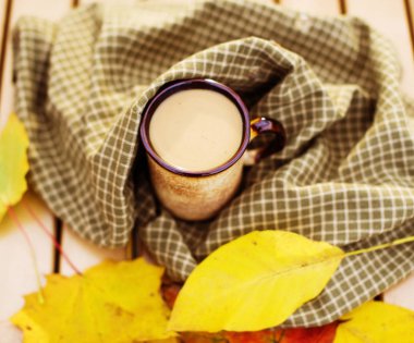 Sonbahar yaprakları, dumanı tüten kahve fincan sıcak. Natürmort kavramı