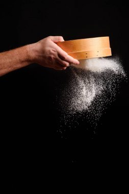 Şef un siyah arka plan üzerinde sifts.