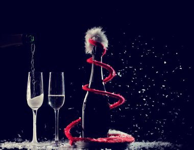 Şampanya bardağı siyah arka plan üzerine ayarla