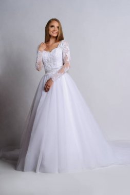 Güzel gelin gelinlik, beyaz arka plan