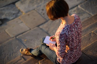 Not defterine kalem yazan kadın eller