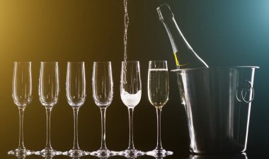 Şampanya bardağı siyah arka plan üzerine ayarla