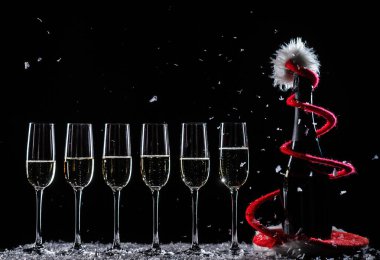 Kar siyah zemin üzerine şampanya bardağı ayarla