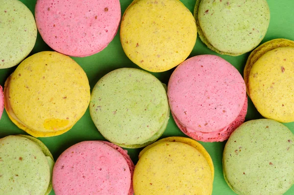 Macarons ou macarons français sucrés et colorés, vue sur le dessus — Photo