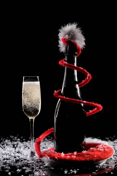 Bicchieri Champagne Incastonati Sfondo Nero Anno Nuovo — Foto Stock