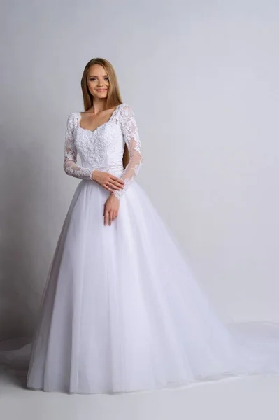 Noiva Com Cabelos Longos Vestido Noiva Fundo Branco — Fotografia de Stock