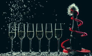 Kar siyah zemin üzerine şampanya bardağı ayarla
