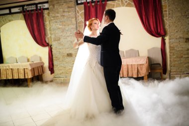 romantik dans düğün çifti tarafından