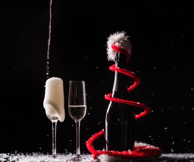 Kar siyah zemin üzerine şampanya bardağı ayarla