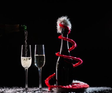 Kar siyah zemin üzerine şampanya bardağı ayarla