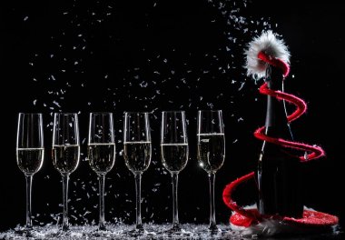 Kar siyah zemin üzerine şampanya bardağı ayarla