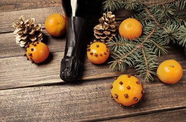 Ahşap masa üzerinde sihirli Noel kompozisyon