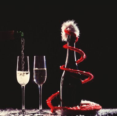 Kar siyah zemin üzerine şampanya bardağı ayarla