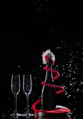 Kar siyah zemin üzerine şampanya bardağı ayarla