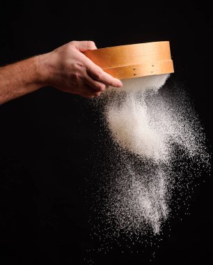 Erkekler ellerini un elek üzerinde siyah adam aracılığıyla Eleme