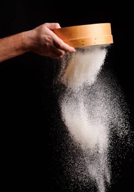 Erkekler ellerini un elek üzerinde siyah adam aracılığıyla Eleme