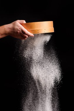 Şef un siyah arka plan üzerinde sifts.