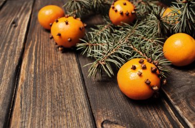 Elinde Noel mulled şarap