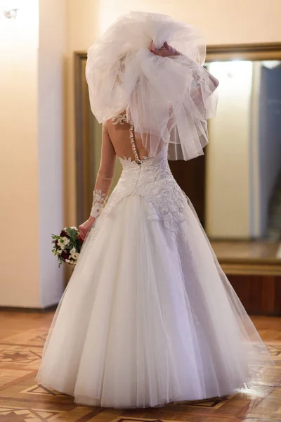 美しい花嫁の隠されたベールのシルエット — ストック写真